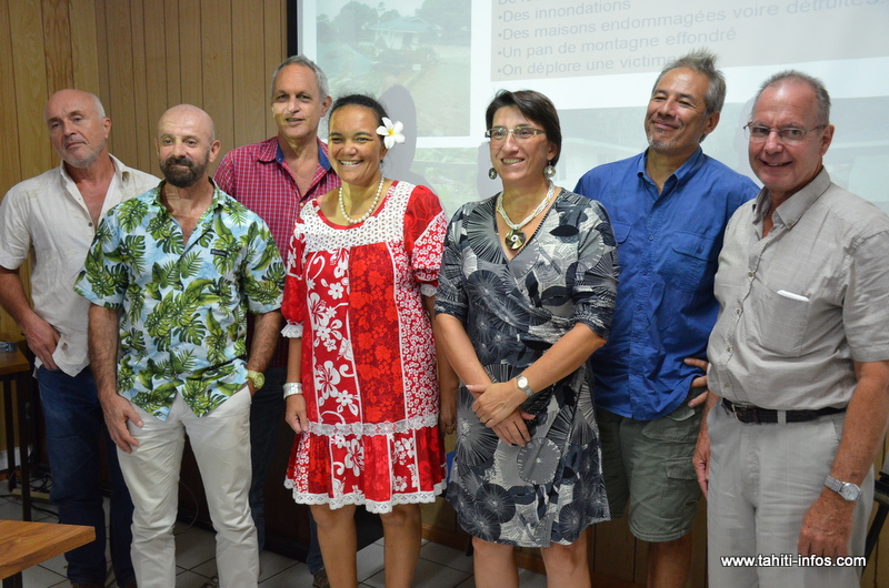L’équipe d’encadrement de l'antenne Météo-France de Tahiti Faa’a, autour de la directrice régionale, Isabelle Leleu.