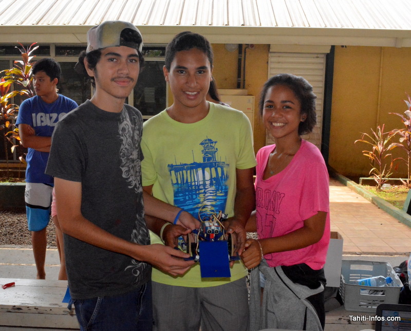 Ticia, Tehau et Tera, du collège de Taravao, avec leur robot