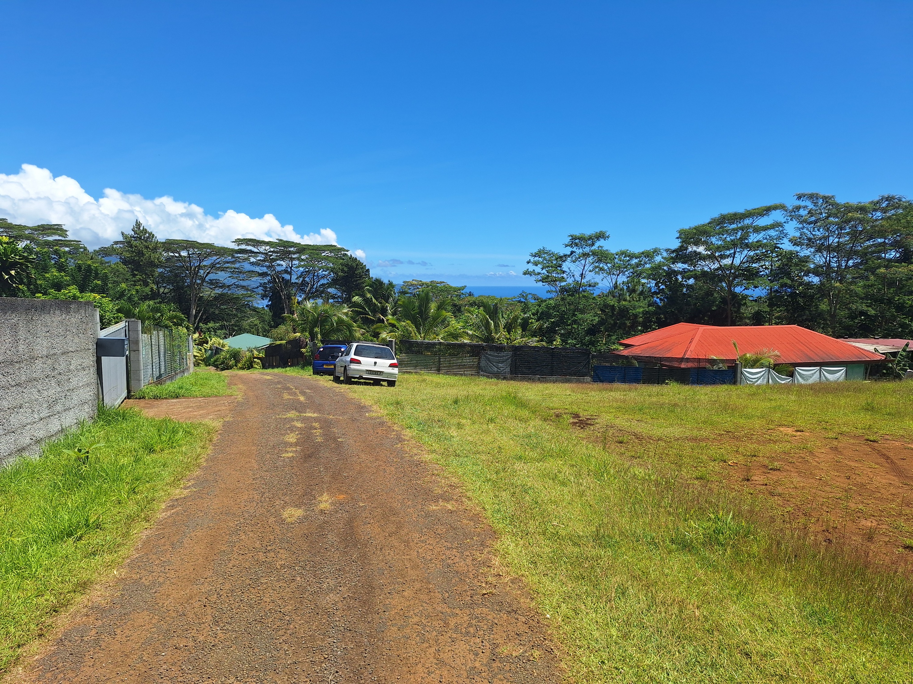 Taivini Teai ferme avec le refuge de Afaahiti