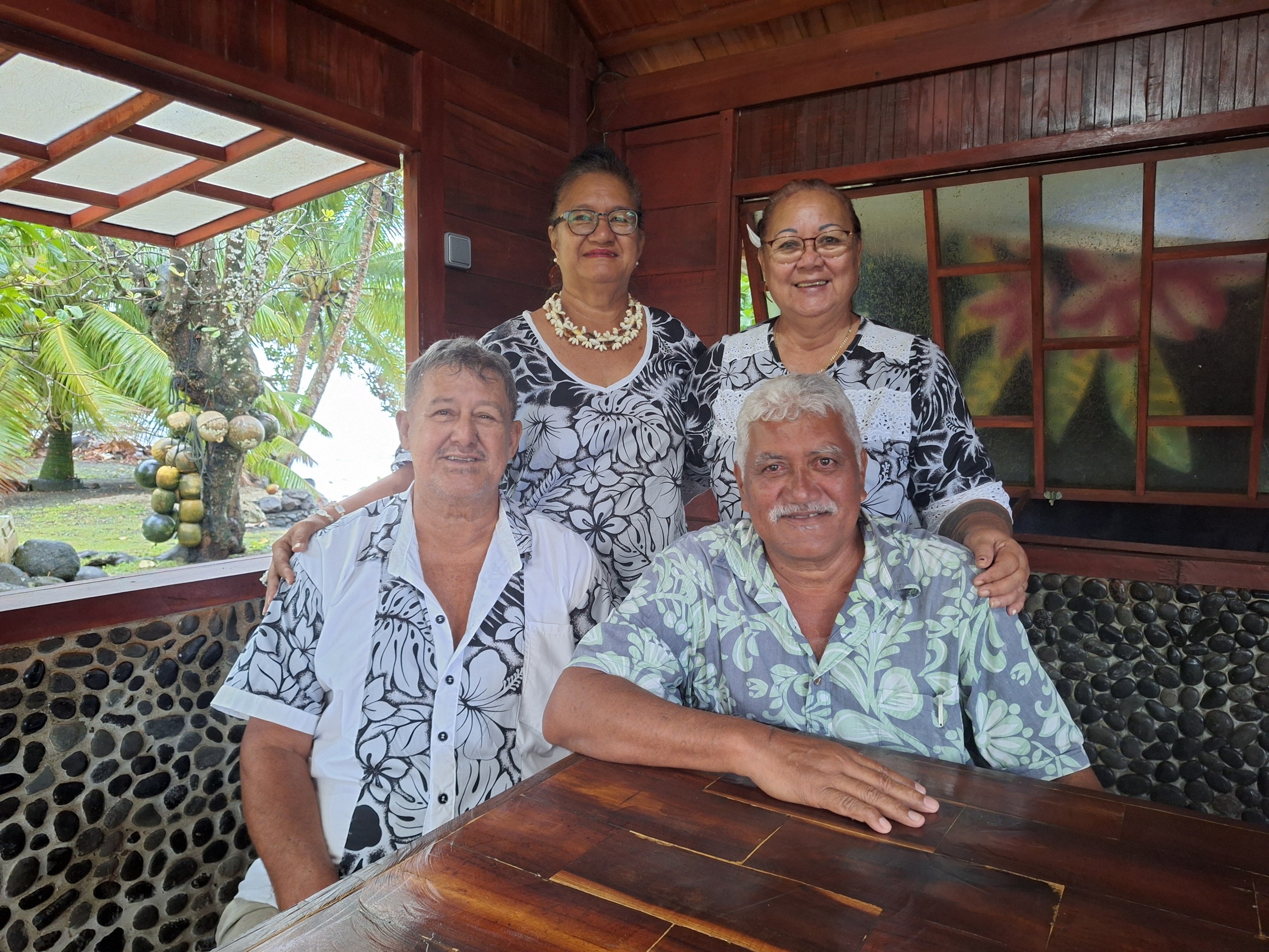 Dauphin Domingo, tête de liste de Tapura Amui no Hitia’a o te Ra, entouré de ses principaux colistiers (Crédit : Anne-Charlotte Lehartel).