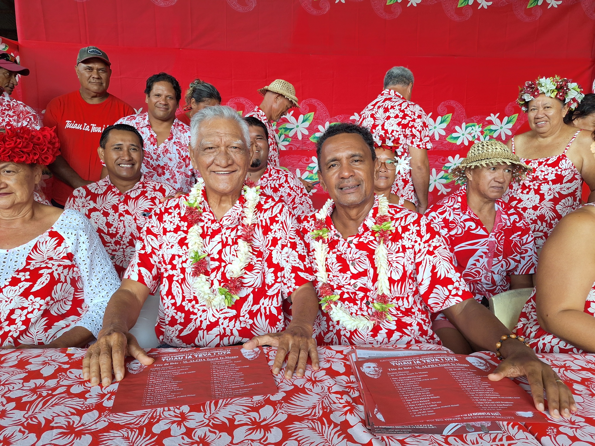Tearii Alpha et Jonas Tahuaitu entourés des colistiers de Tuiau ia Teva i Uta (Crédit : Anne-Charlotte Lehartel).