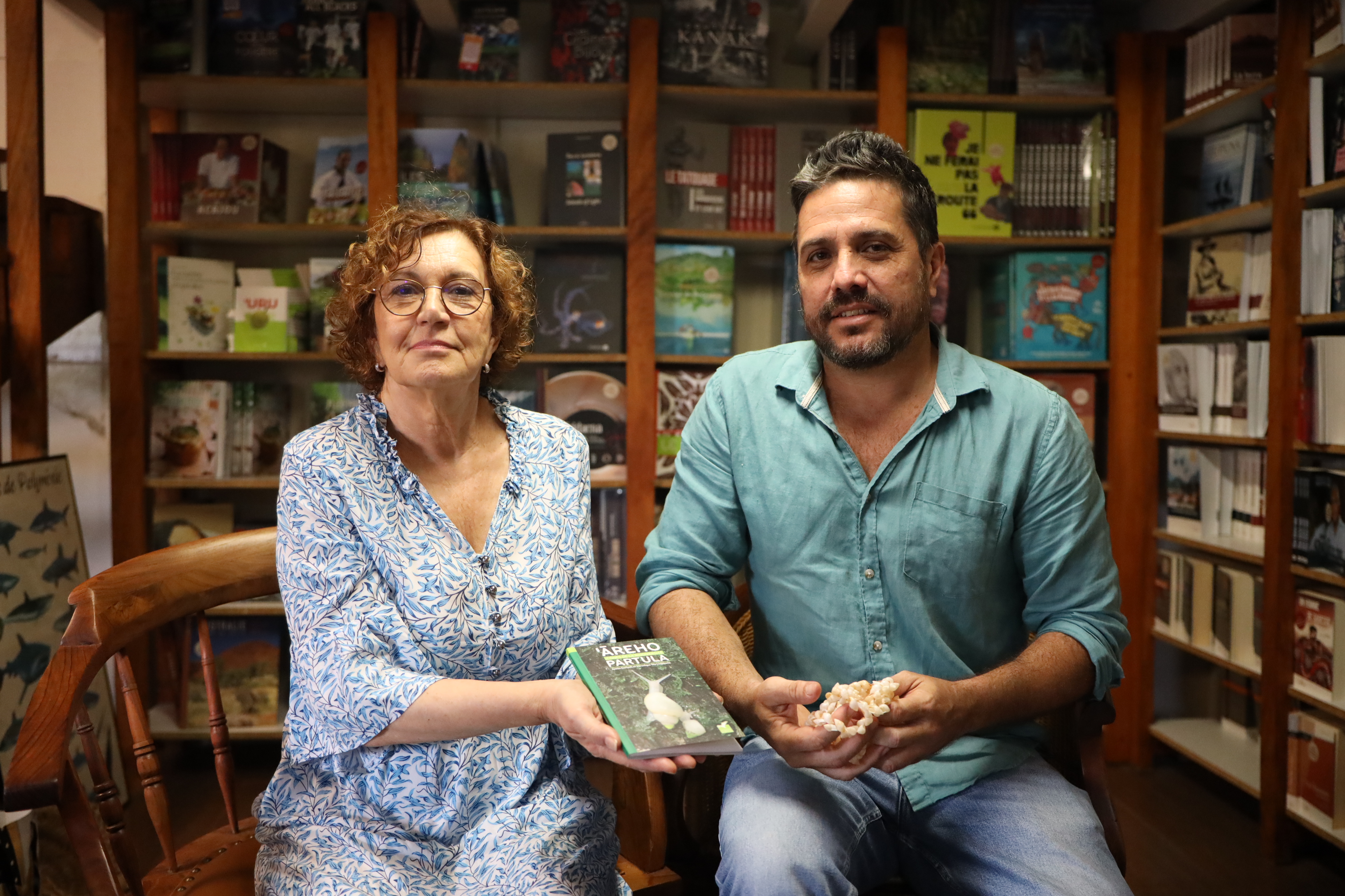 Véronique Mu-Liepmann, ex-conservatrice du Musée de Tahiti et des îles, et Matai Depierre, de la cellule biodiversité de la Diren, présentent le livre retraçant l’histoire des Partula.