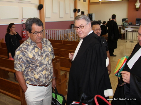 En déplacement à Paris, le président du gouvernement sera absent au tribunal ce matin.