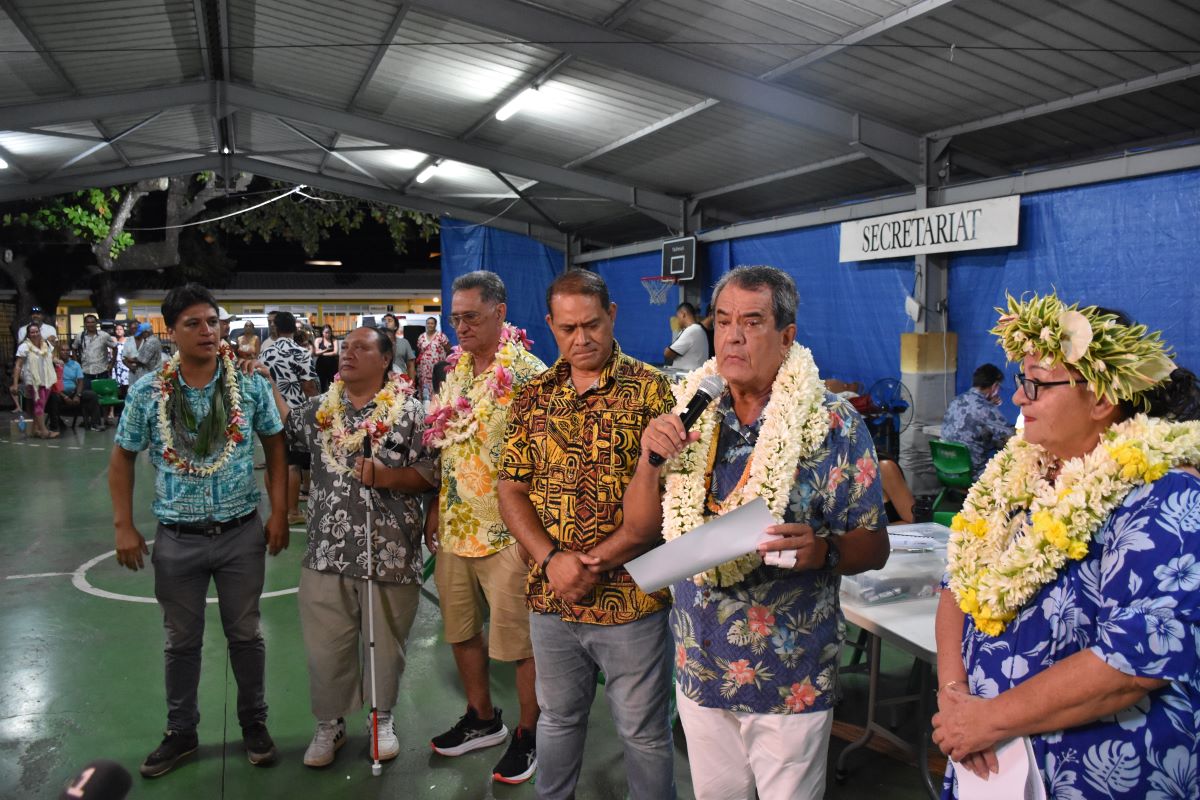 Les cinq candidats aux élections de Pirae étaient réunis pour les résultats finaux.