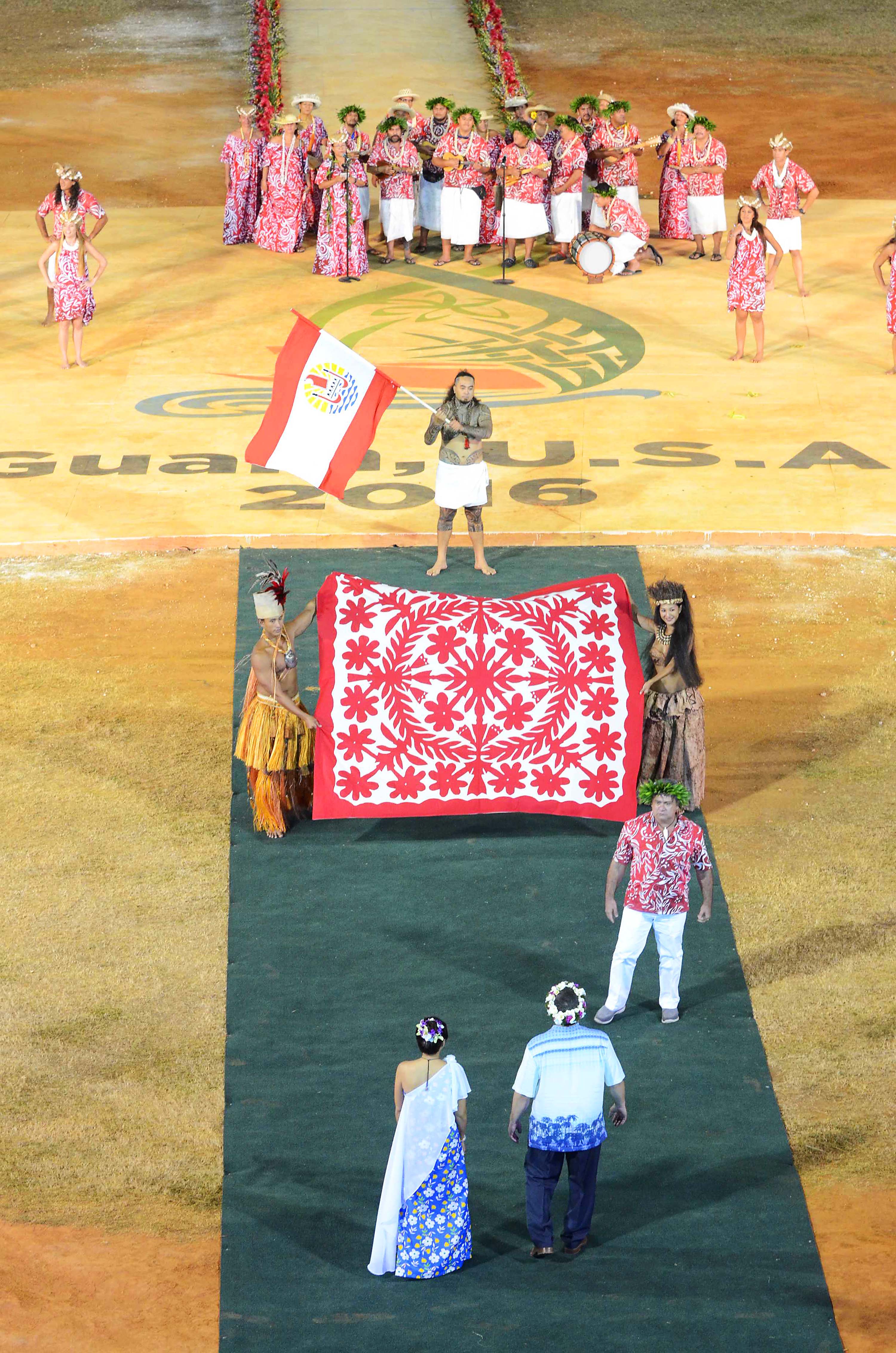 Lors de la cérémonie d’ouverture, le ministre de la Culture, Heremoana Maamaatuaiahutapu, a remis aux organisateurs un tifaifai rouge et blanc, les couleurs officielles de la délégation.