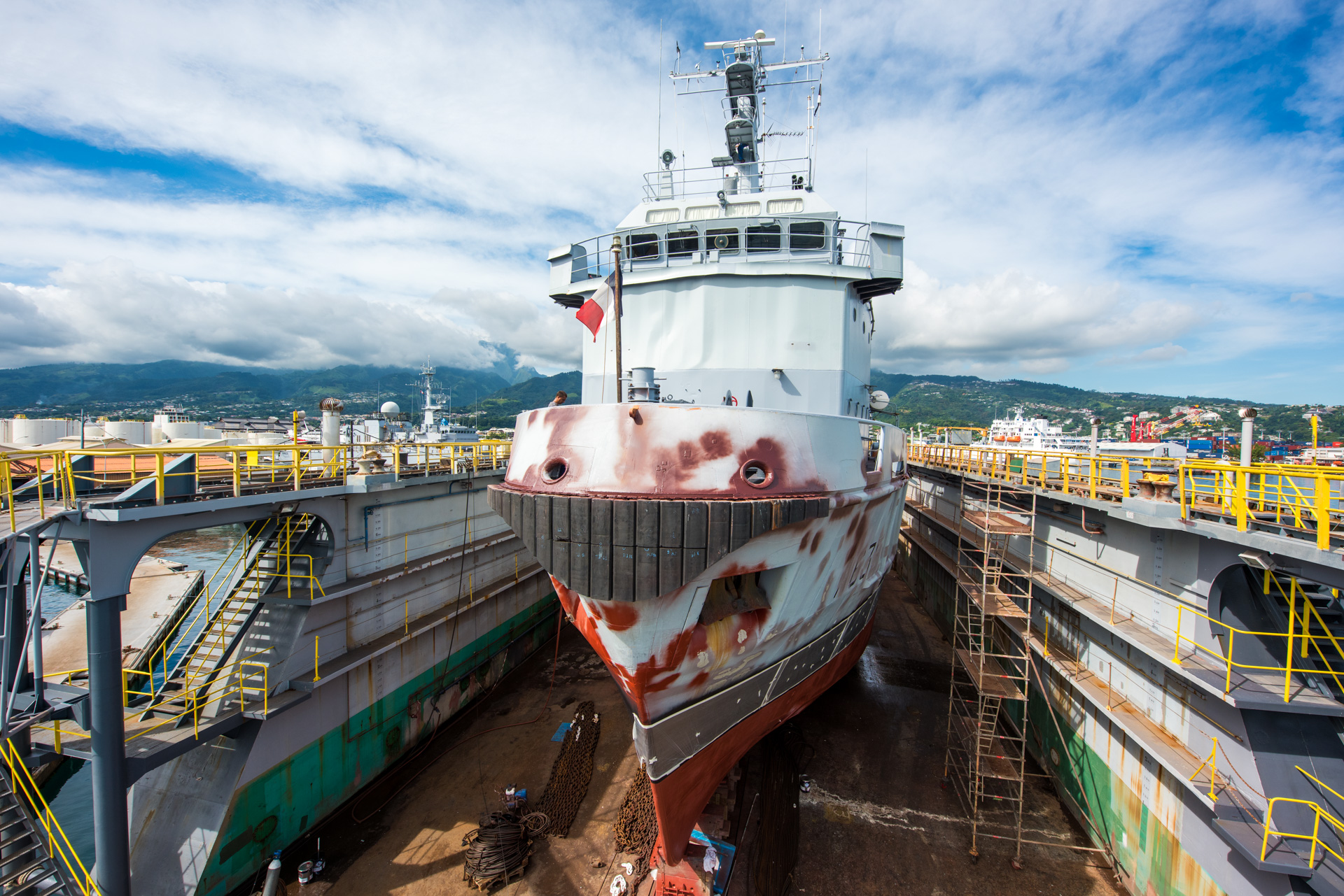 Le dock flottant de Fare Ute avec le remorqueur-ravitailleur militaire le Revi à sec, la semaine dernière (Crédit photo : J-Bellenand@Marine Nationale)
