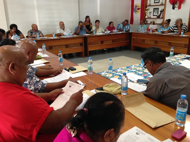 Le 23 mars dernier, 18 élus de Hitia'a O Te Ra (sur les 29 du conseil municipal) avaient refusé d'approuver les comptes 2015, mettant en difficulté le tavana Dauphin Domingo et renvoyant vers le haut commissaire l'avenir budgétaire de la commune.
