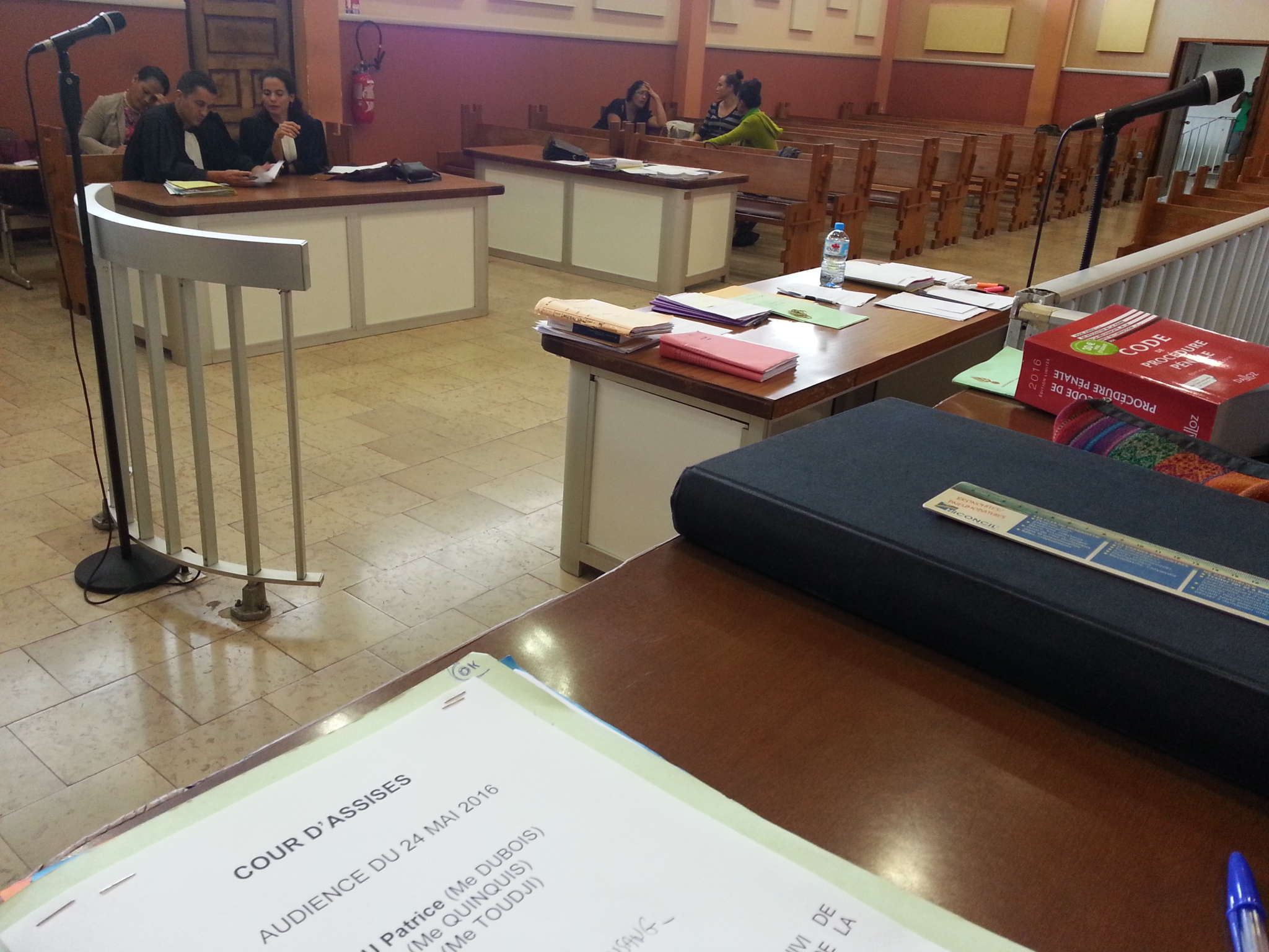 Le verdict sera rendu mercredi dans ce dossier où les trois accusés, âgés de 21 à 22 ans, comparaissent libres.