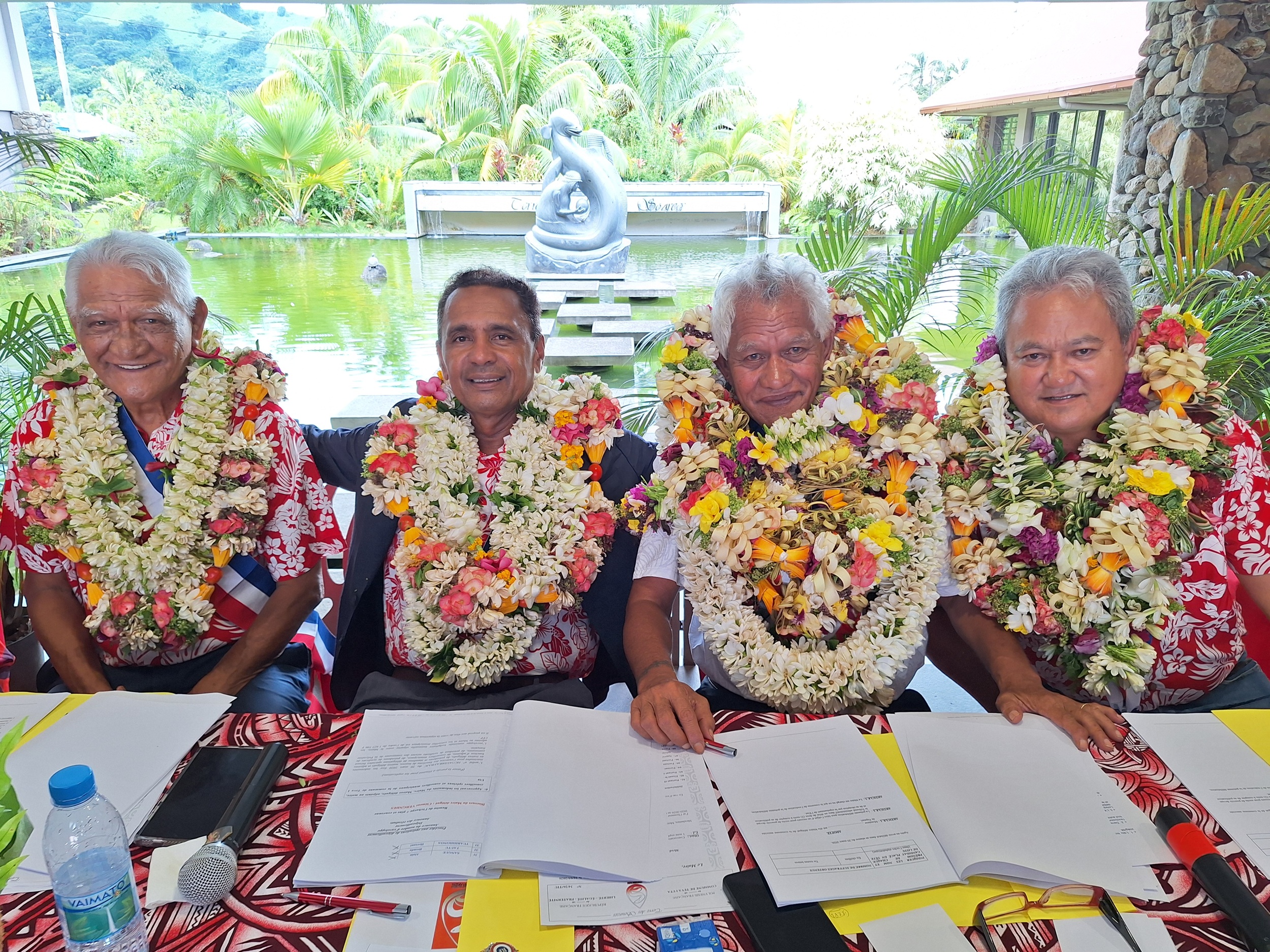 De gauche à droite : Jonas Tahuaitu (premier adjoint), Tearii Alpha (maire de Teva i Uta), Opeta Tahuaitu (maire délégué de Papeari) et Clément Vergnhes (maire délégué de Mataiea). Crédit : Anne-Charlotte Lehartel.