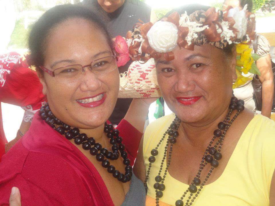 "Mamie" Aline (en jaune) et une de ses filles. [photo facebook]