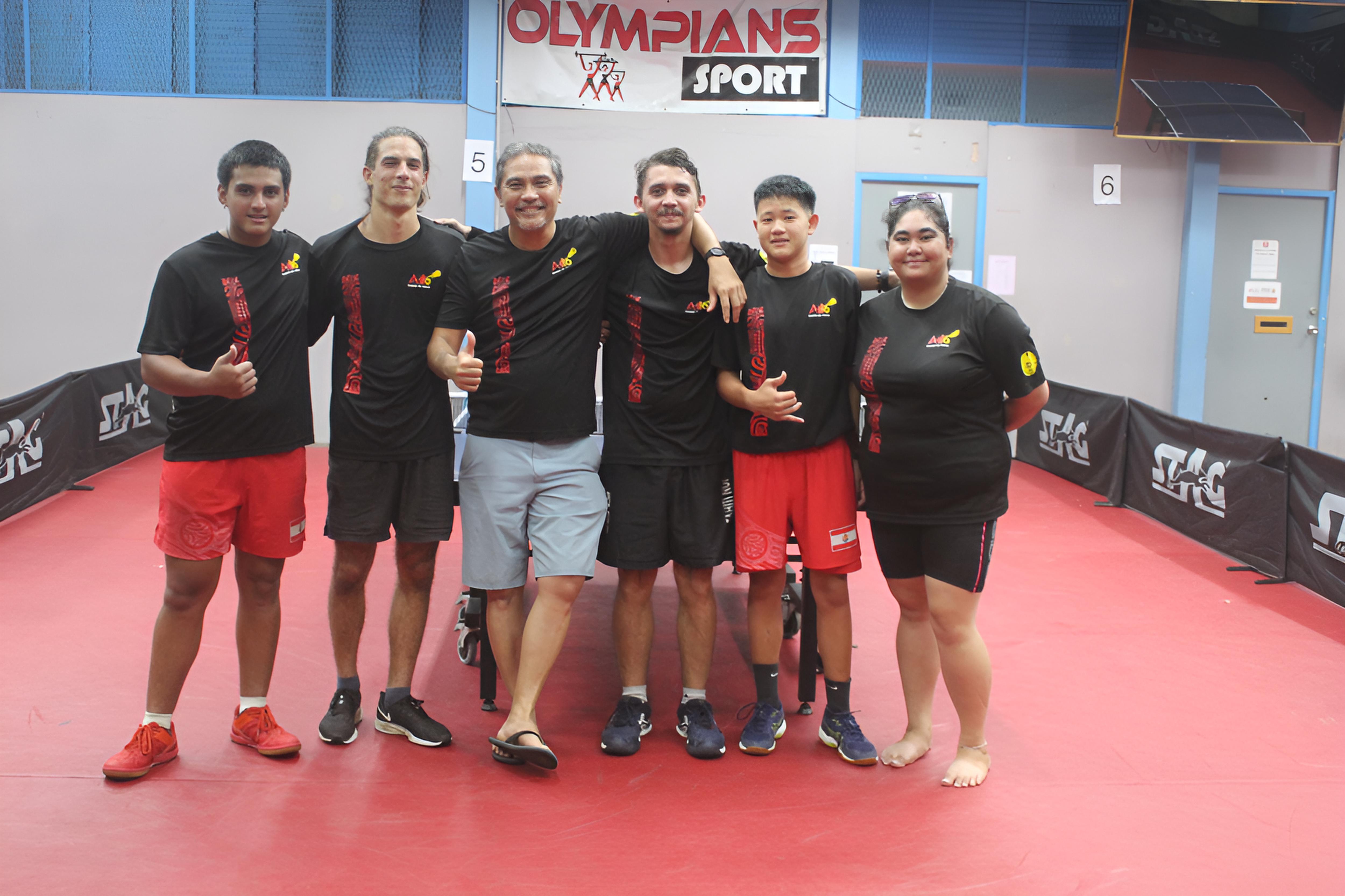 ’Aito a remporté un quatrième titre consécutif dans le Championnat de Tahiti par équipes avec de G. à D. : Keanu Tehei, Lilouan Bonnel, Herald NG Fok, Arii Pambrun, Ariitea Sanne et la présidente Heimoe Wong.