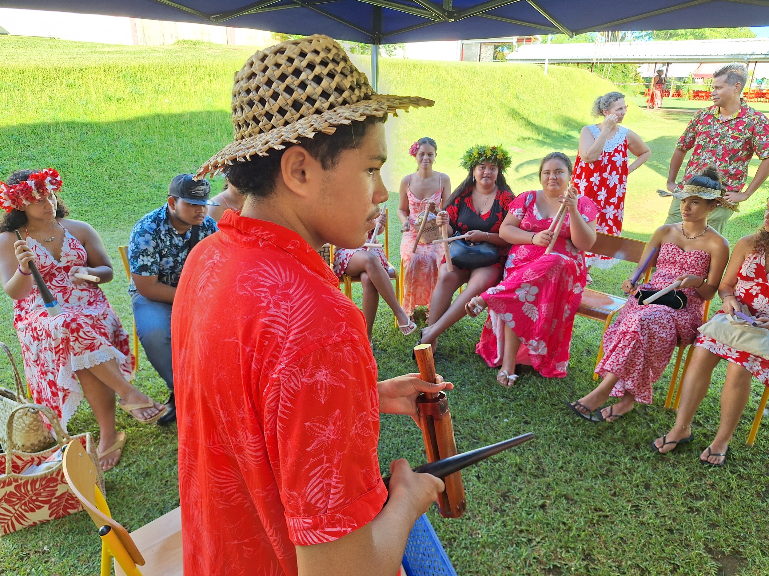 Tauhani Taraufau, élève de 2nde aux commandes du cours de percussions.