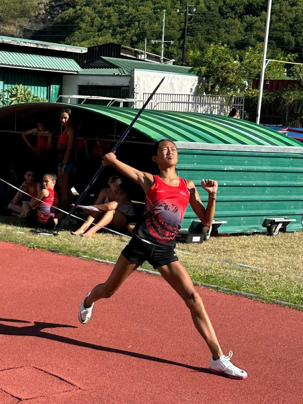 La jeune Rarahu Champs bat le record de Polynésie du triathlon en catégorie U14.