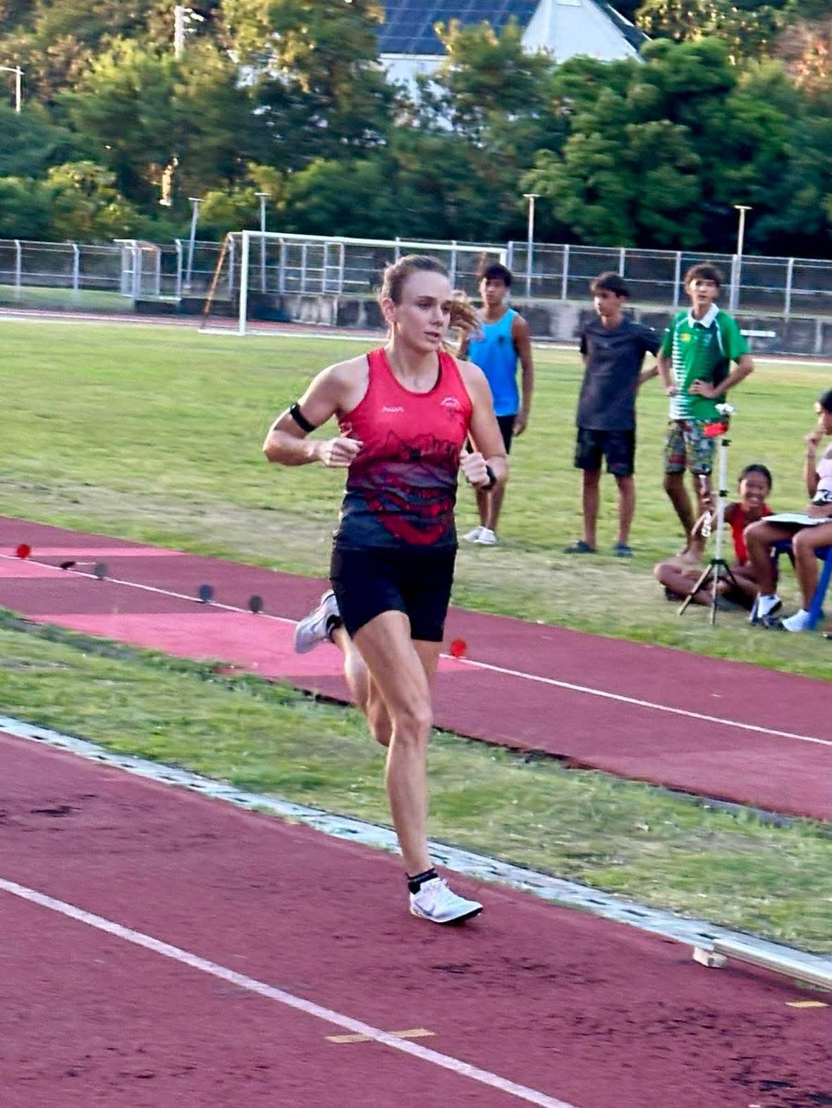 Louise Grosgogeat continue de performer sur la piste. Elle décroche le troisième meilleur temps de Polynésie sur 1 500 mètres.