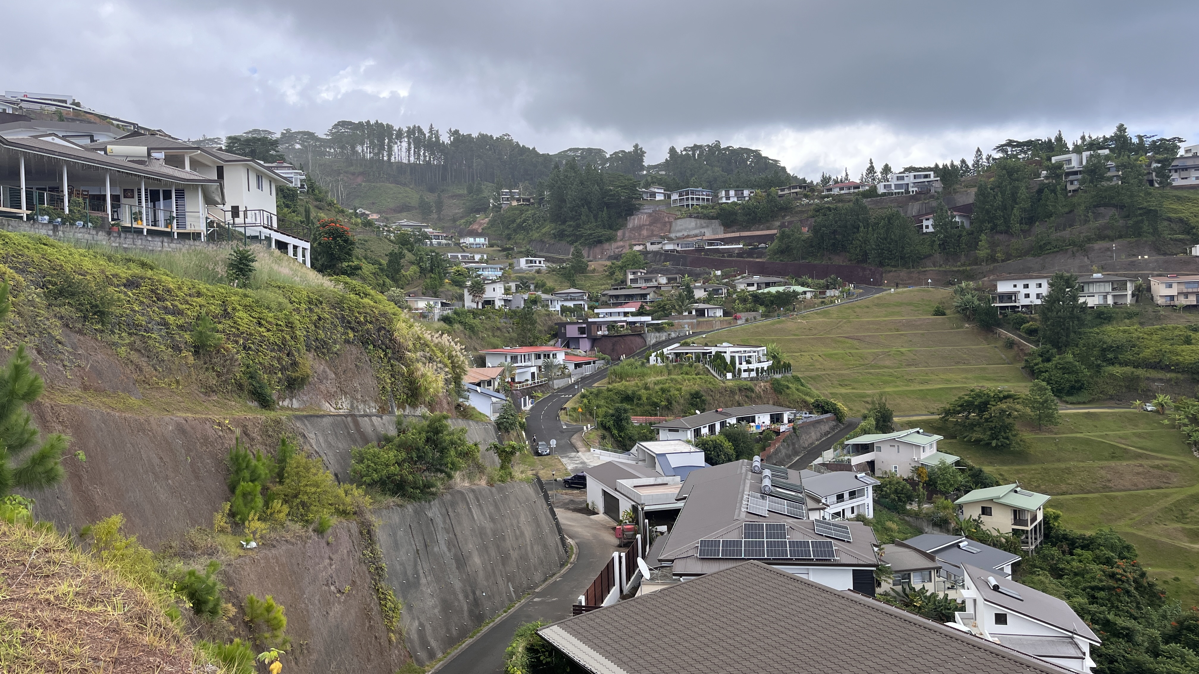 Plusieurs équipements "n’ont, à ce jour, jamais été réalisés”, les propriétaires de la résidence de Pamatai Hills montent au créneau