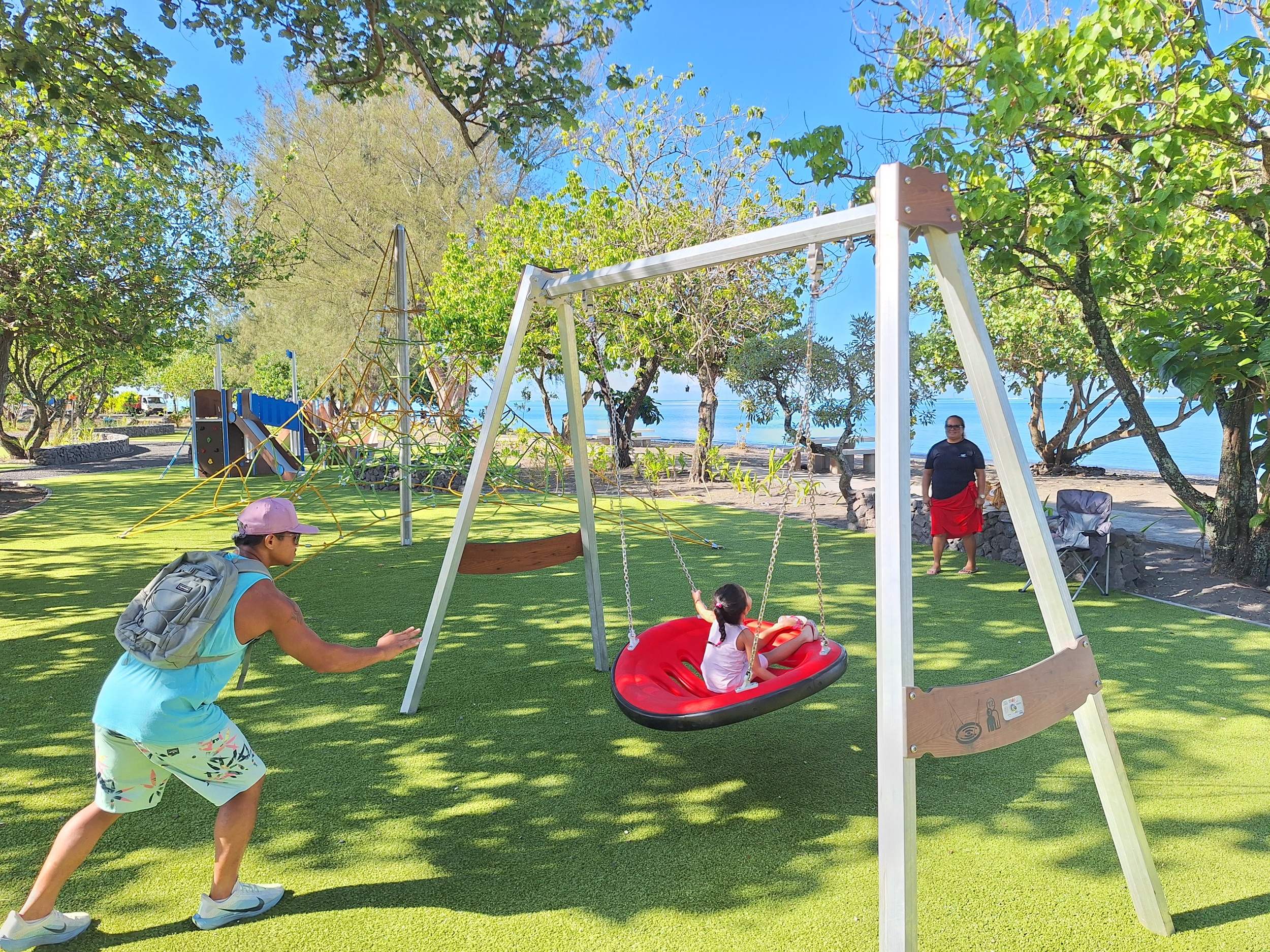 Parents et enfants ont inauguré l’aire de jeux (Crédit : Anne-Charlotte Lehartel).