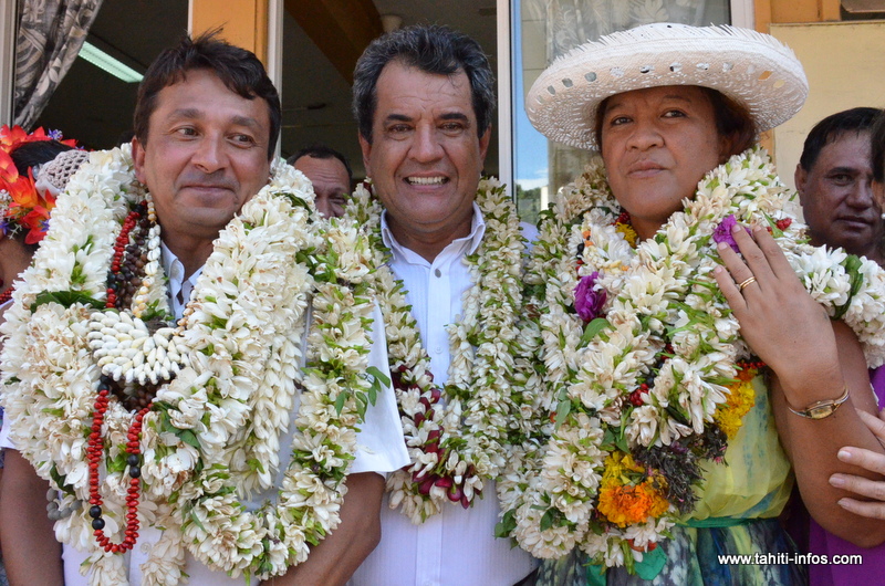 Nuihau Laurey et Lana Tetuanui (ici en compagnie d'Edouard Fritch), après leur élection lors des sénatoriales partielles de Polynésie française, le 3 mai 2015.
