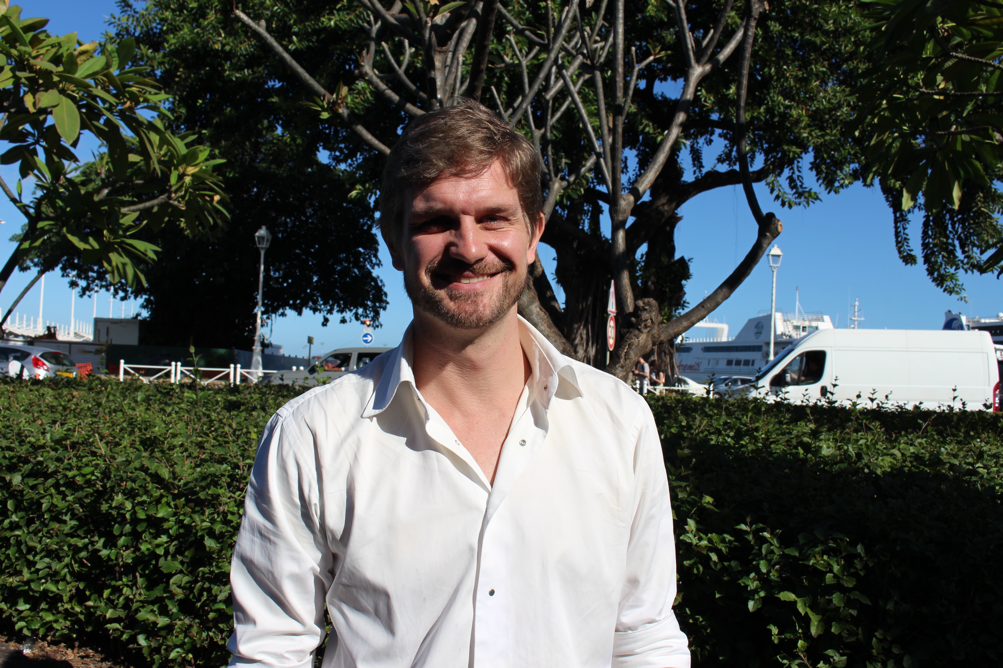 Benoit Picault a lancé Les Cours Benoit, une structure qui assure cours d’anglais et soutien scolaire, il lance une école privée hors contrat bilingue.