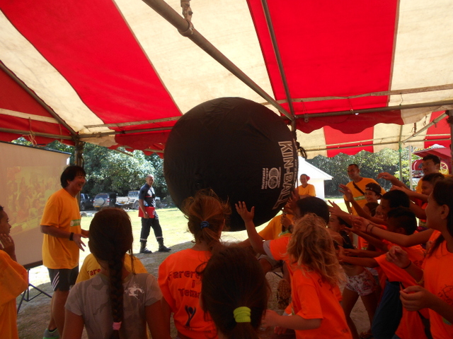 À l'issue des épreuves sportives, les enfants de Moorea ont passé le relai à leurs amis de la Nouvelle-Calédonie