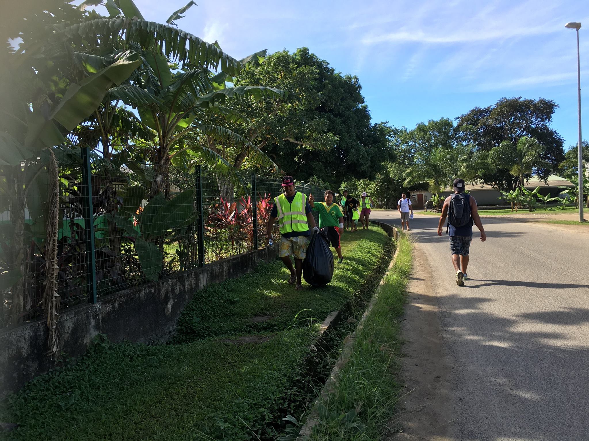 Une quarantaine de personnes ont participé au ramassage des déchets dans le district d'Afareaitu, dimanche. [Photo Facebook Commune de Moorea-Maiao]