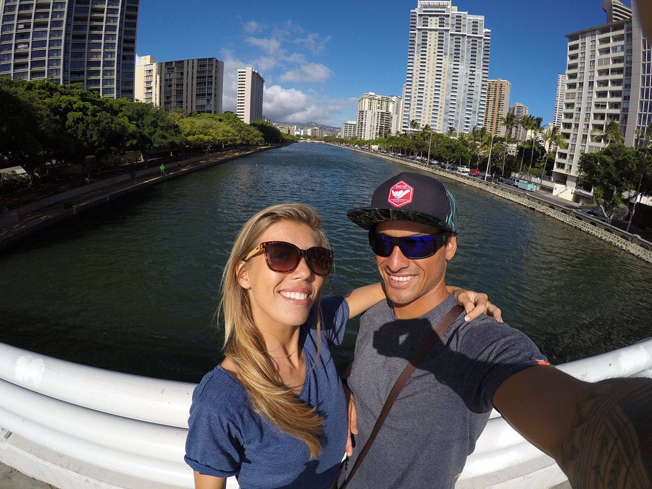 Taumata avec sa copine Leïna Thion qui est également une surfeuse qui fait des compétitions