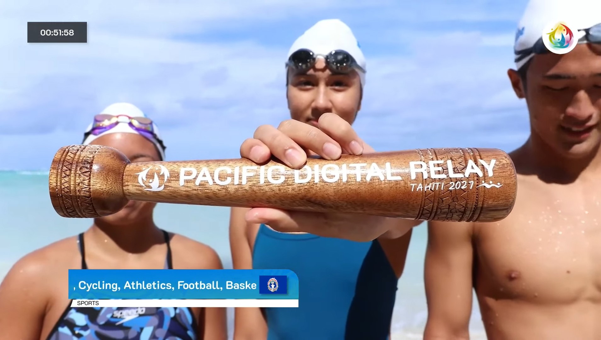 Le bâton de relais des Mariannes du Nord entre les mains de l’équipe de natation (Crédit : Youtube/capture écran).