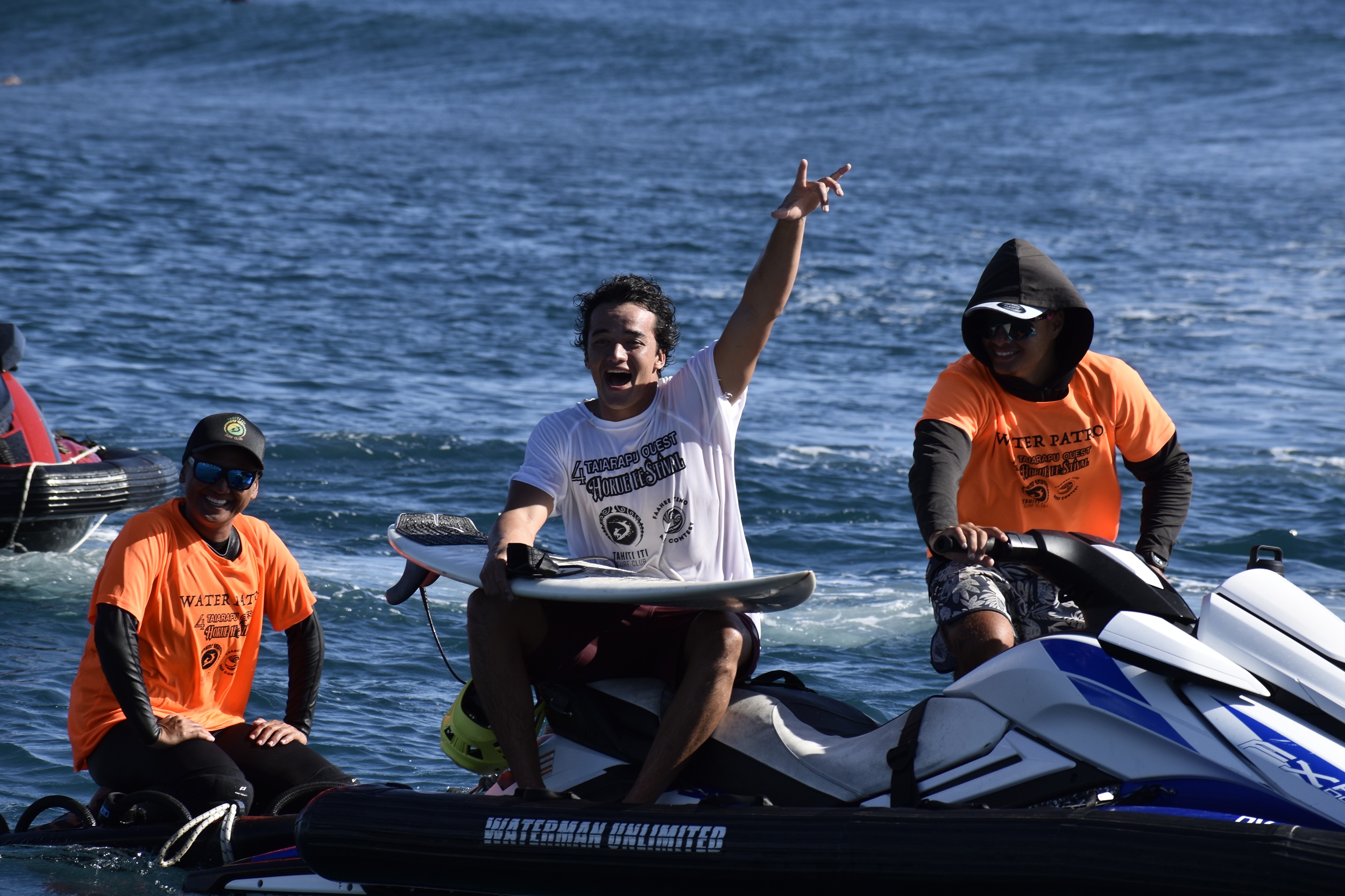 Manake’i Kahiha savoure sa victoire en surf open masculin (Crédit : Anne-Charlotte Lehartel).