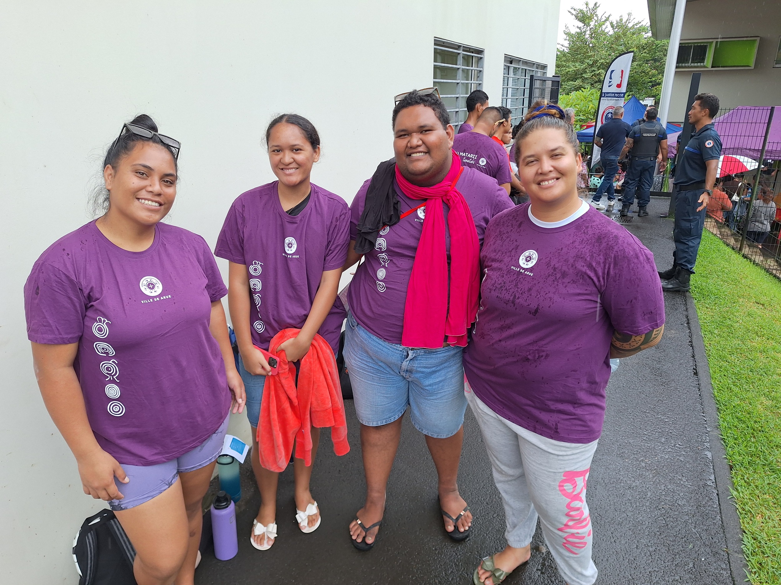 White-Miti Tapi (à droite), animatrice au service action et cohésion de Arue