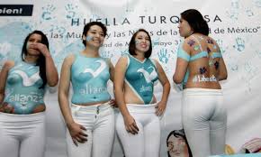 Un parti mexicain invite des femmes vêtues de bodypainting pour la clôture de sa campagne