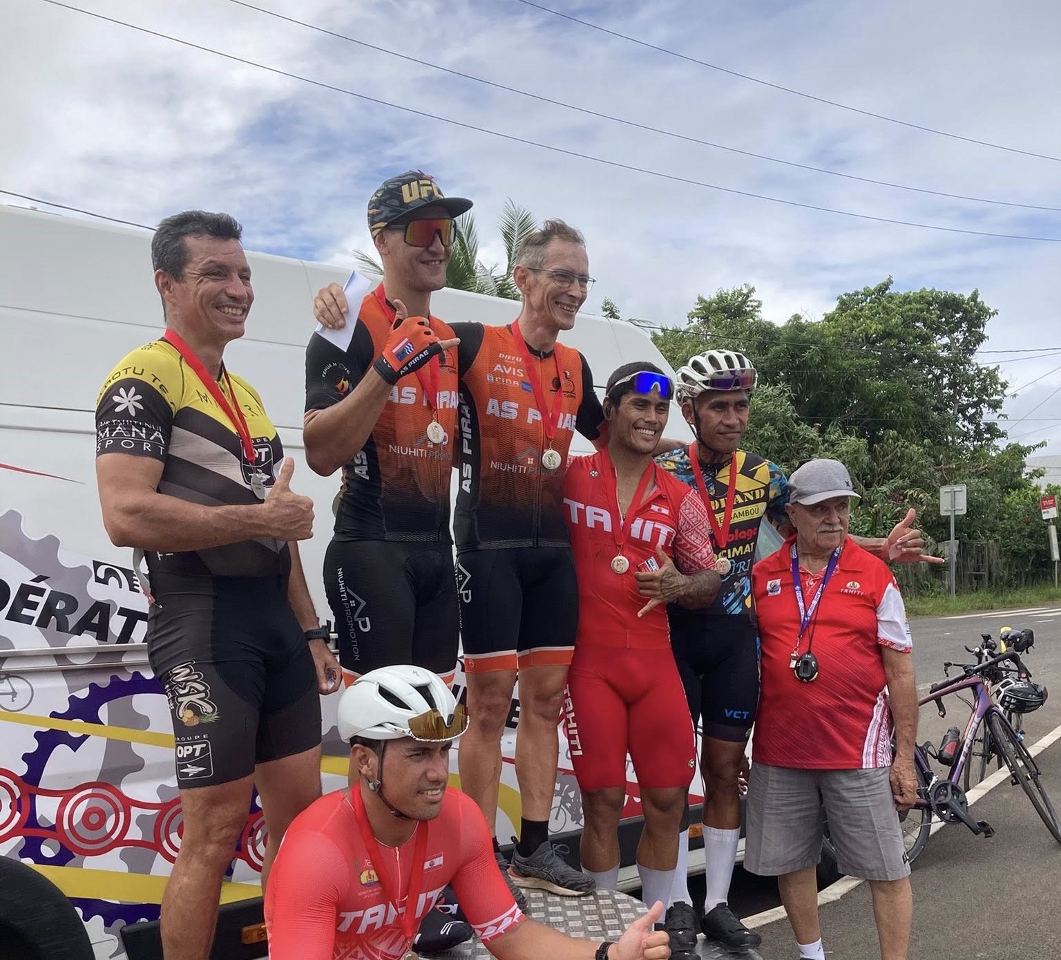 Le podium scratch du contre-la-montre Gentleman avec sur la plus haute marche les lauréats Manate Carlqvist et Gilles Venet.