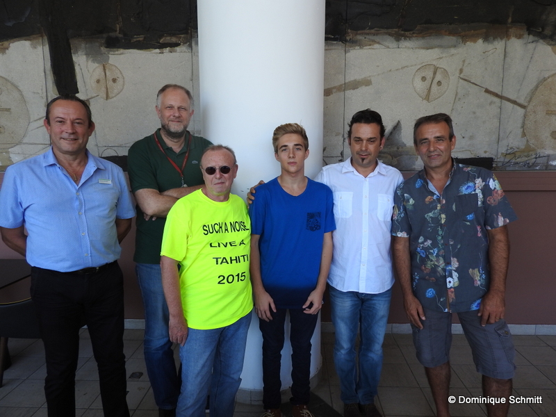 Autour d'Ugo et de son père, le Collectif Tahiti Rock qui a mis en relation le producteur et l'artiste. (Photo : DS)