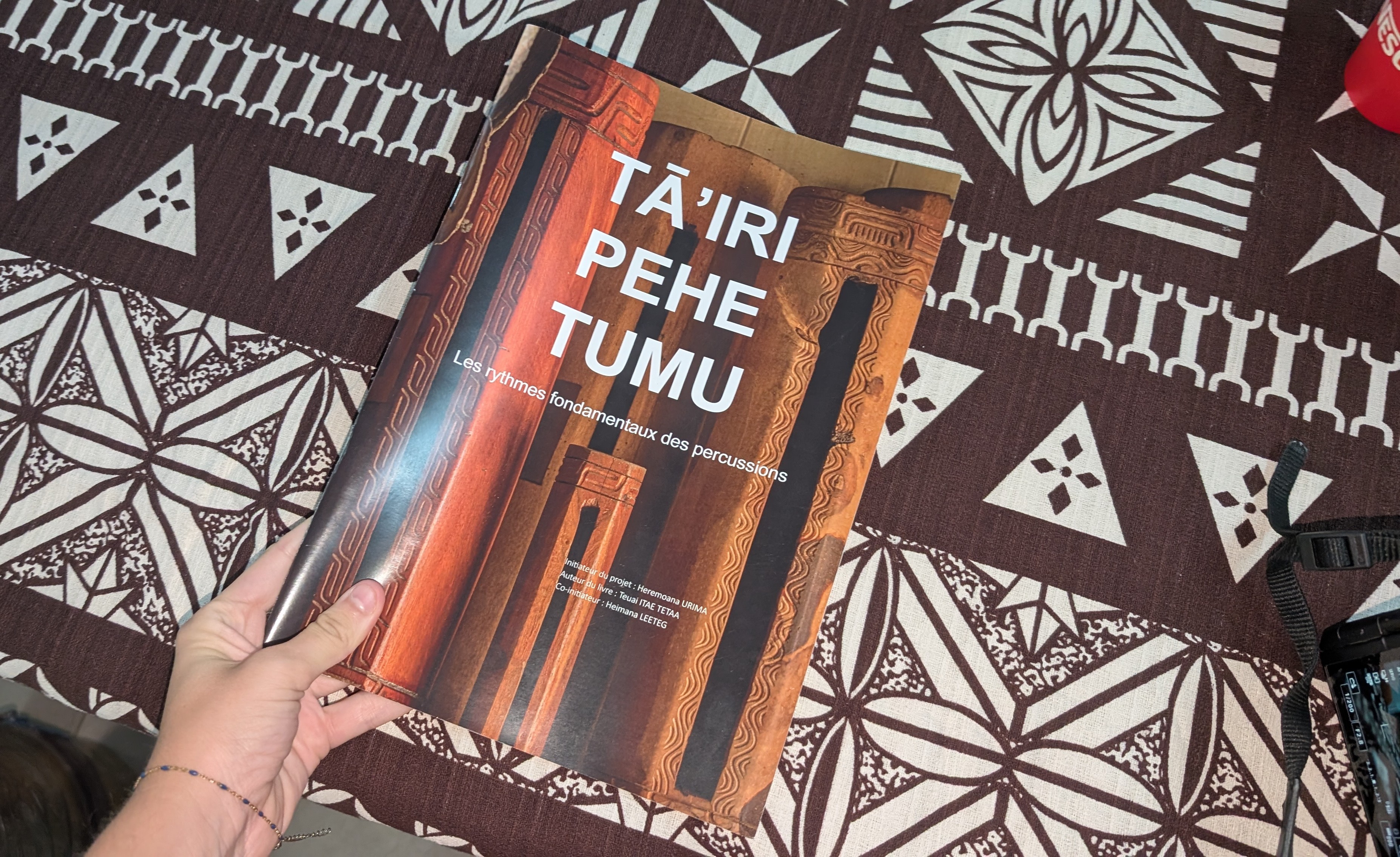 Un nouveau livre pour apprendre les rythmes du tō’ere à l’école