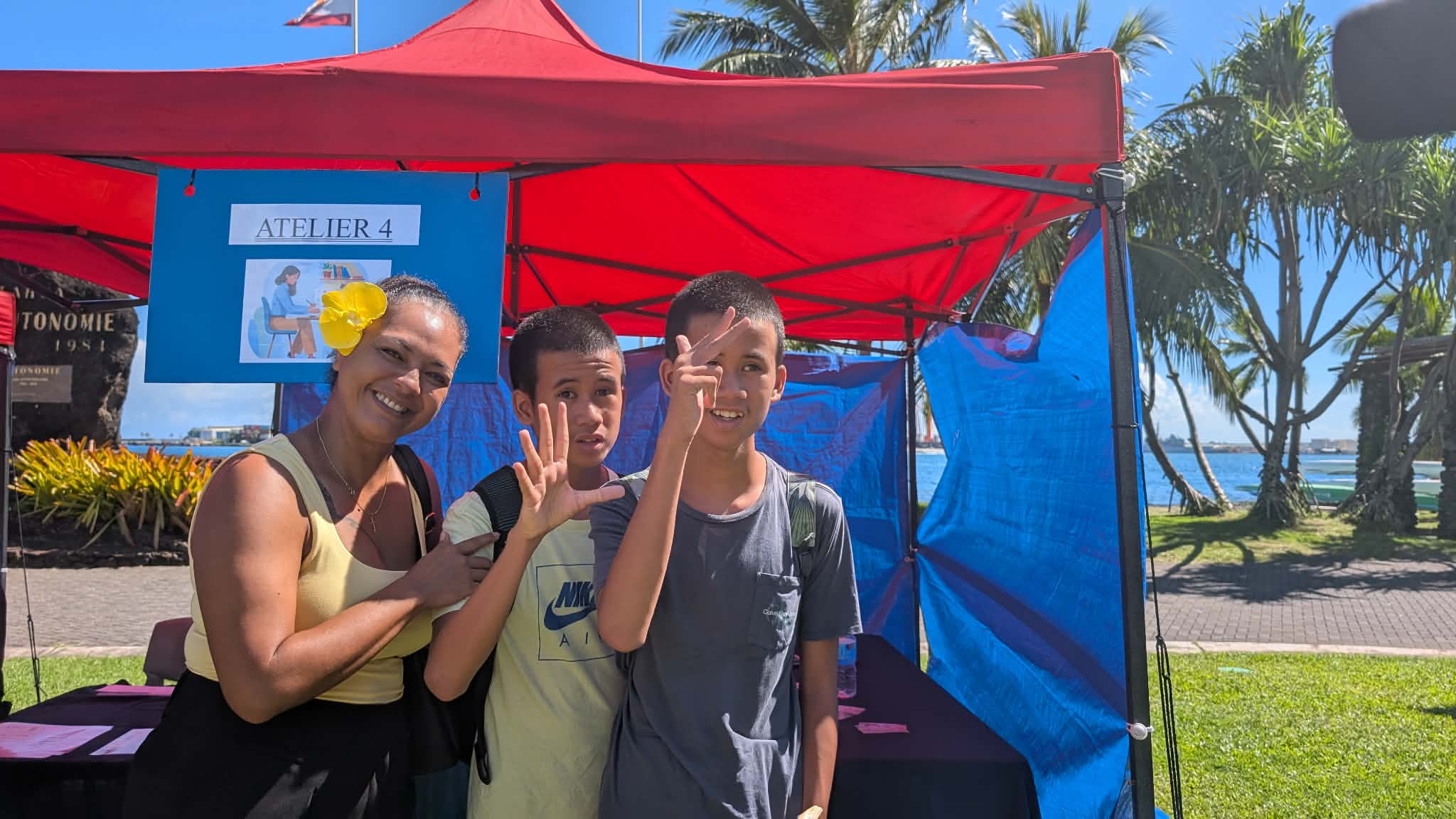 Gabriel et Maël, atteints de troubles du spectre autistique, sont venus pour les ateliers de la journée de sensibilisation à l’autisme organisée au parc Paofai.