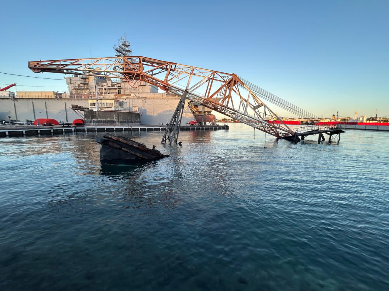 Une ancienne grue plonge à la base navale