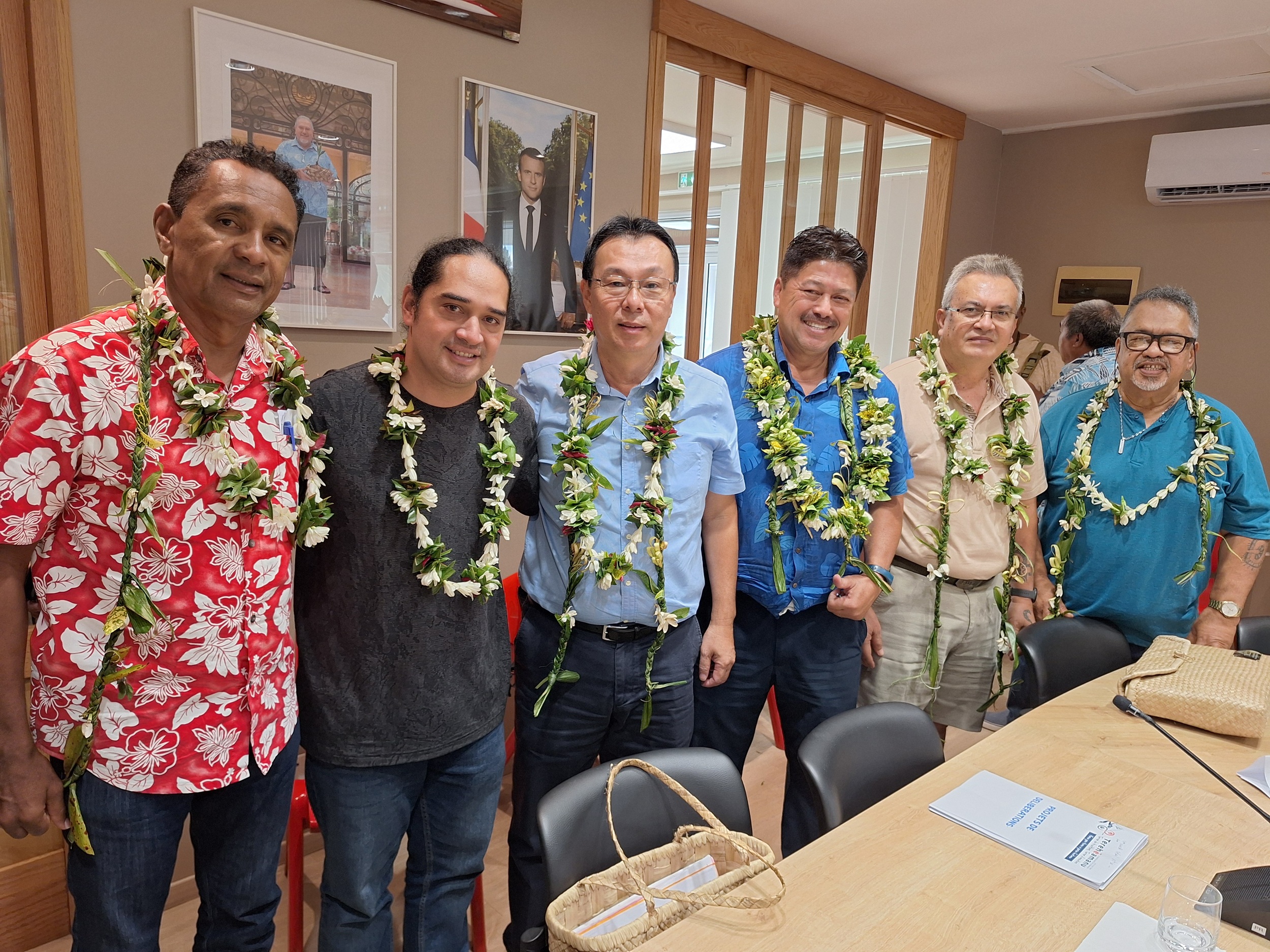Le nouveau président de Terehēamanu entouré des cinq vice-présidents (Crédit : Anne-Charlotte Lehartel).