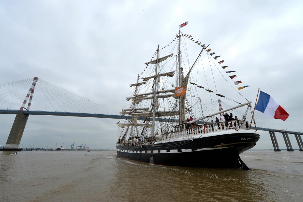 Coups de canon et cornes de brume pour la parade du Belem et d'une flotte éclectique sur la Loire
