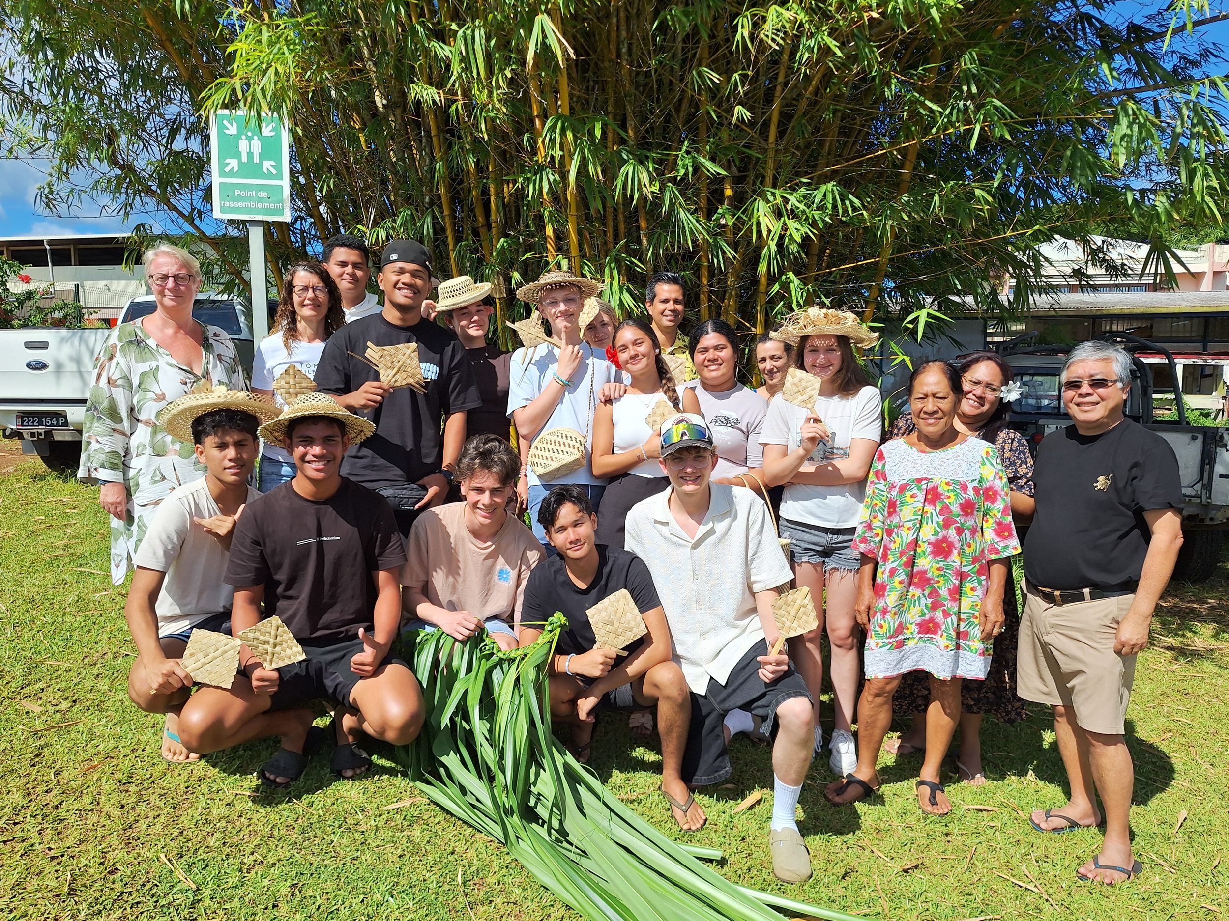 Initiation à l’art ancestral du tressage en fibres naturelles, entre atouts et limites (Crédit : Anne-Charlotte Lehartel).