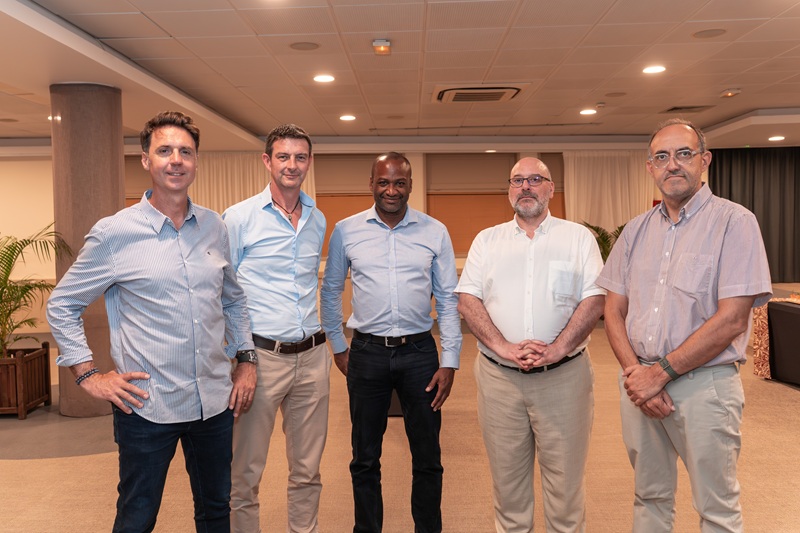 De gauche à droite sur la photo :  Benoît Thirion et Christophe Henriet de CQFD Consulting, Didier Martinvalet (président d'Oseom), Michel Spasaro (secrétaire général) et Josselin Pivot (directeur des opérations).