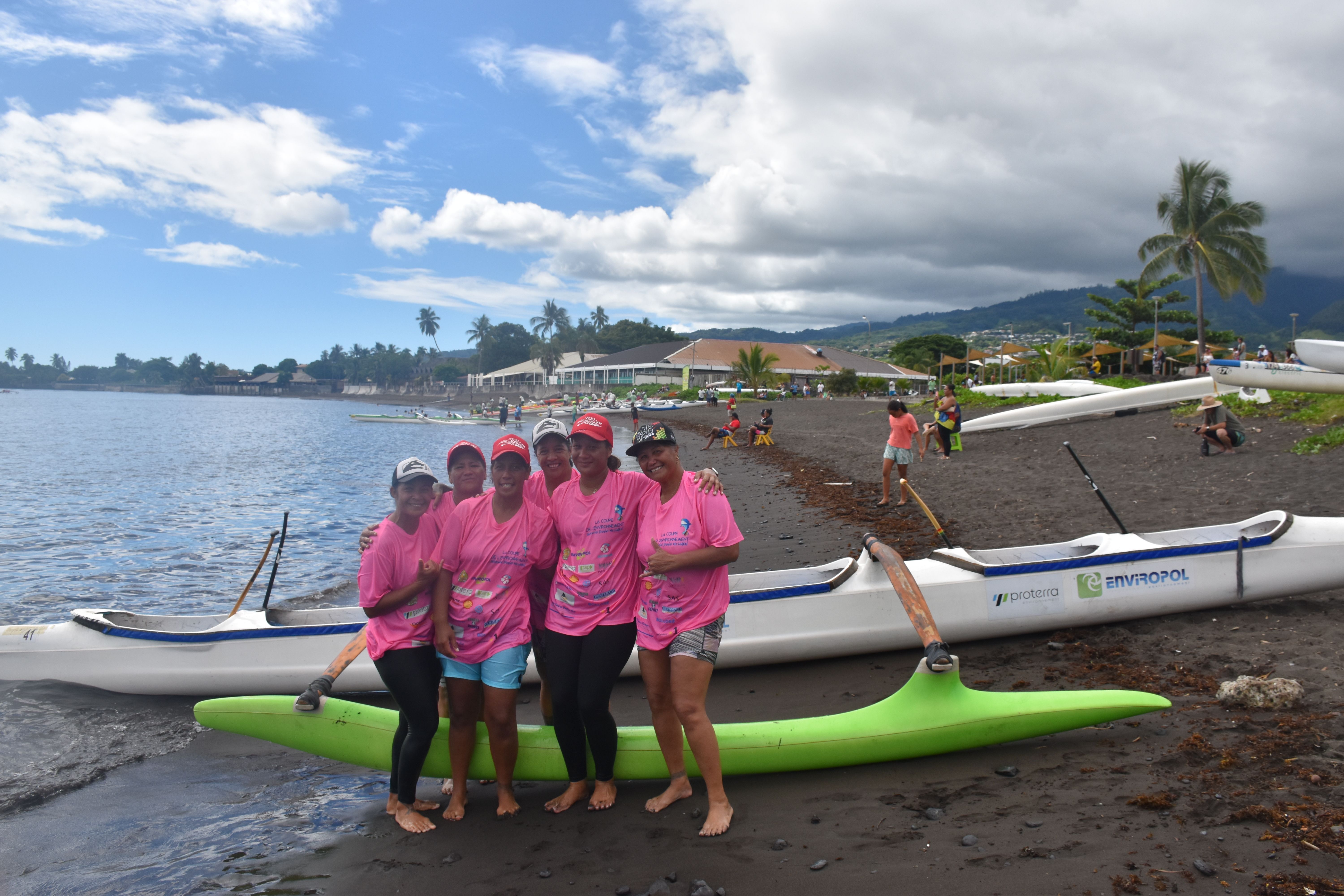 La team Bora Bora chez les femmes n’a pas fait le déplacement pour rien : ses rameuses montent sur la deuxième marche du podium.