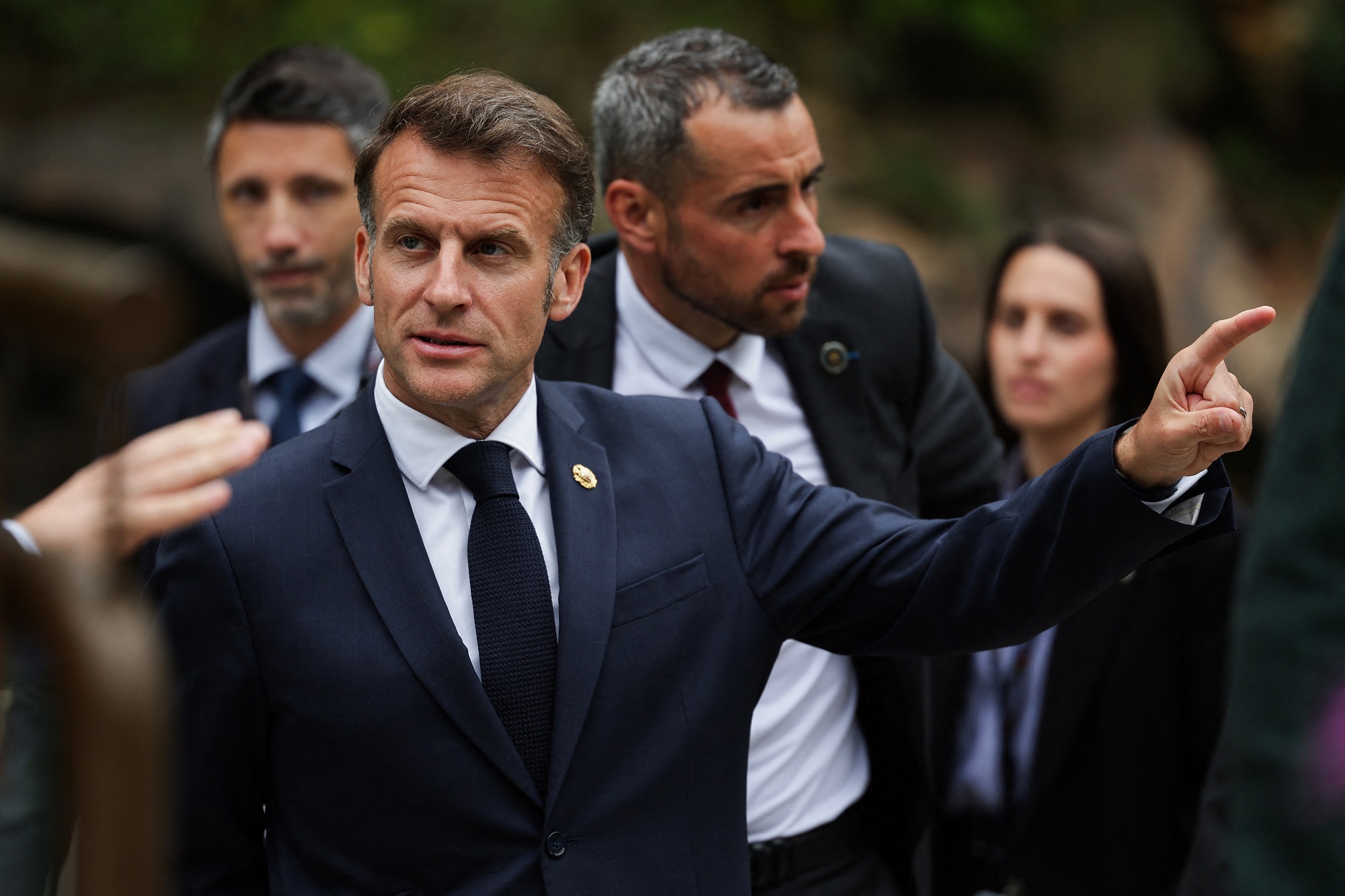 Macron épingle les "mabouls" qui veulent "se fâcher avec l'Algérie", Retailleau réplique