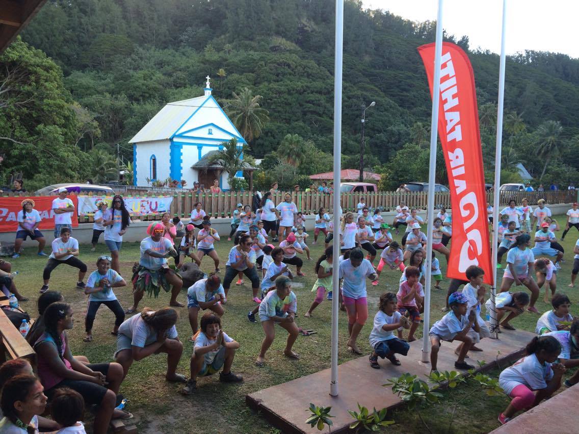 Tous les participants ont continué leurs efforts avec une séance de fitness et de zumba dans les jardins de la mairie.