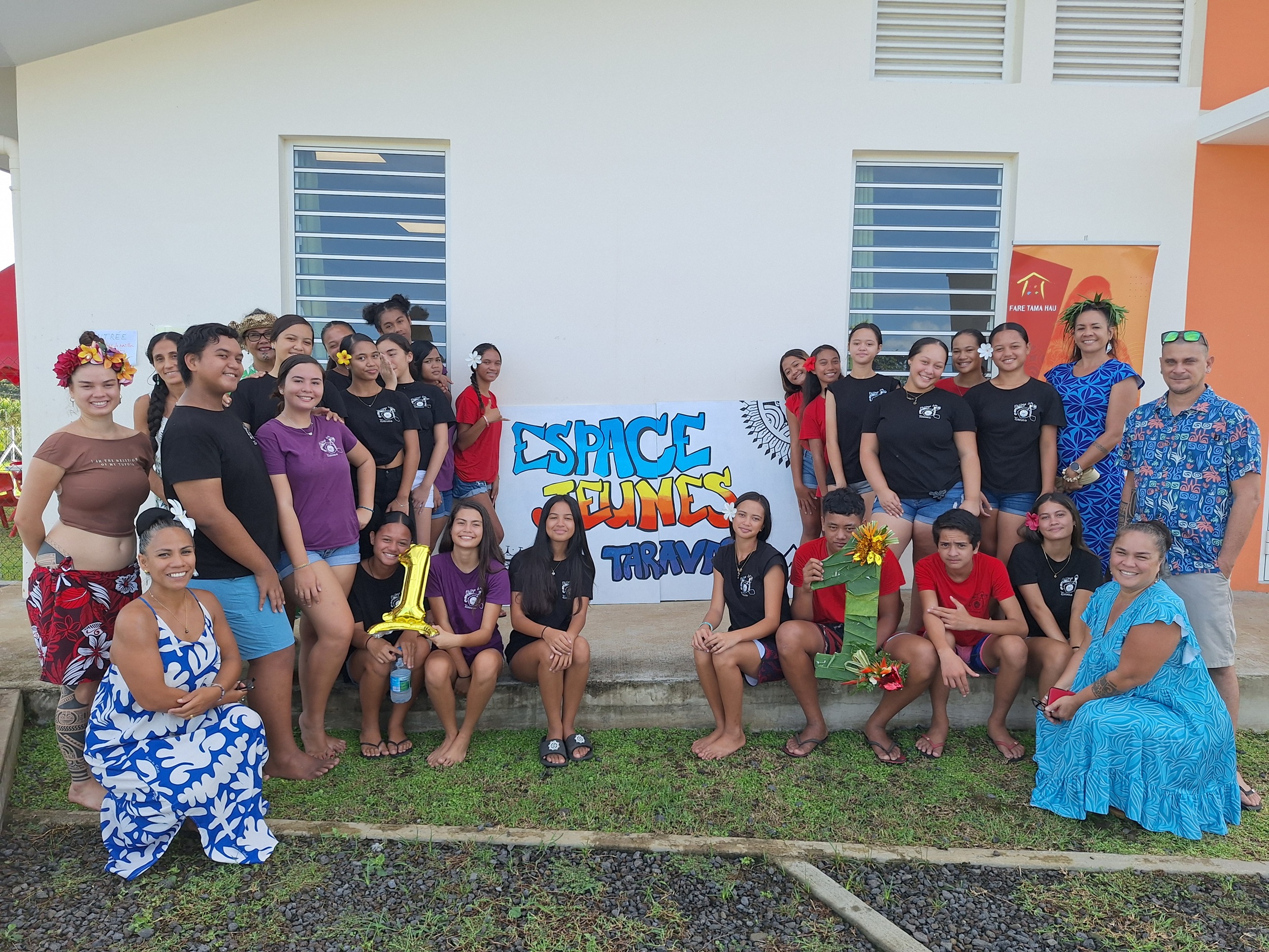 L’équipe de l’Espace Jeunes accompagnée des élèves du collège de Taravao.