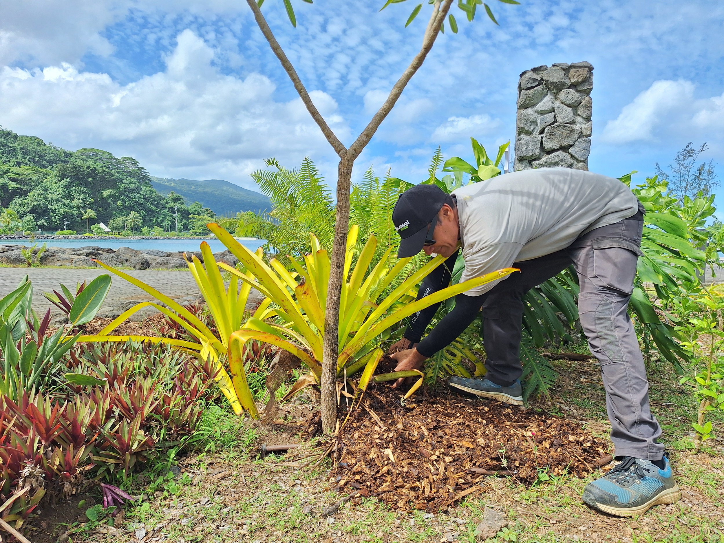 Dernières touches florales avant l’ouverture.