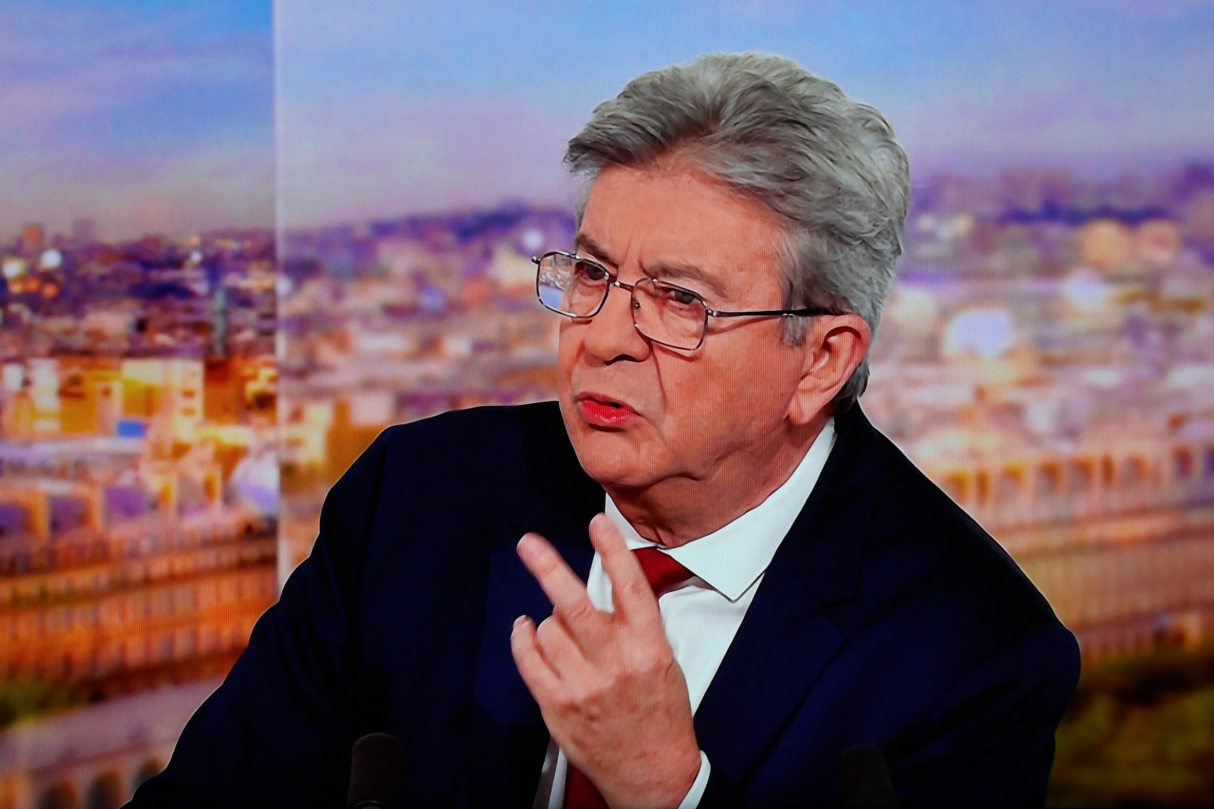 Jean-Luc Mélenchon officialise sa candidature à la présidentielle 2027