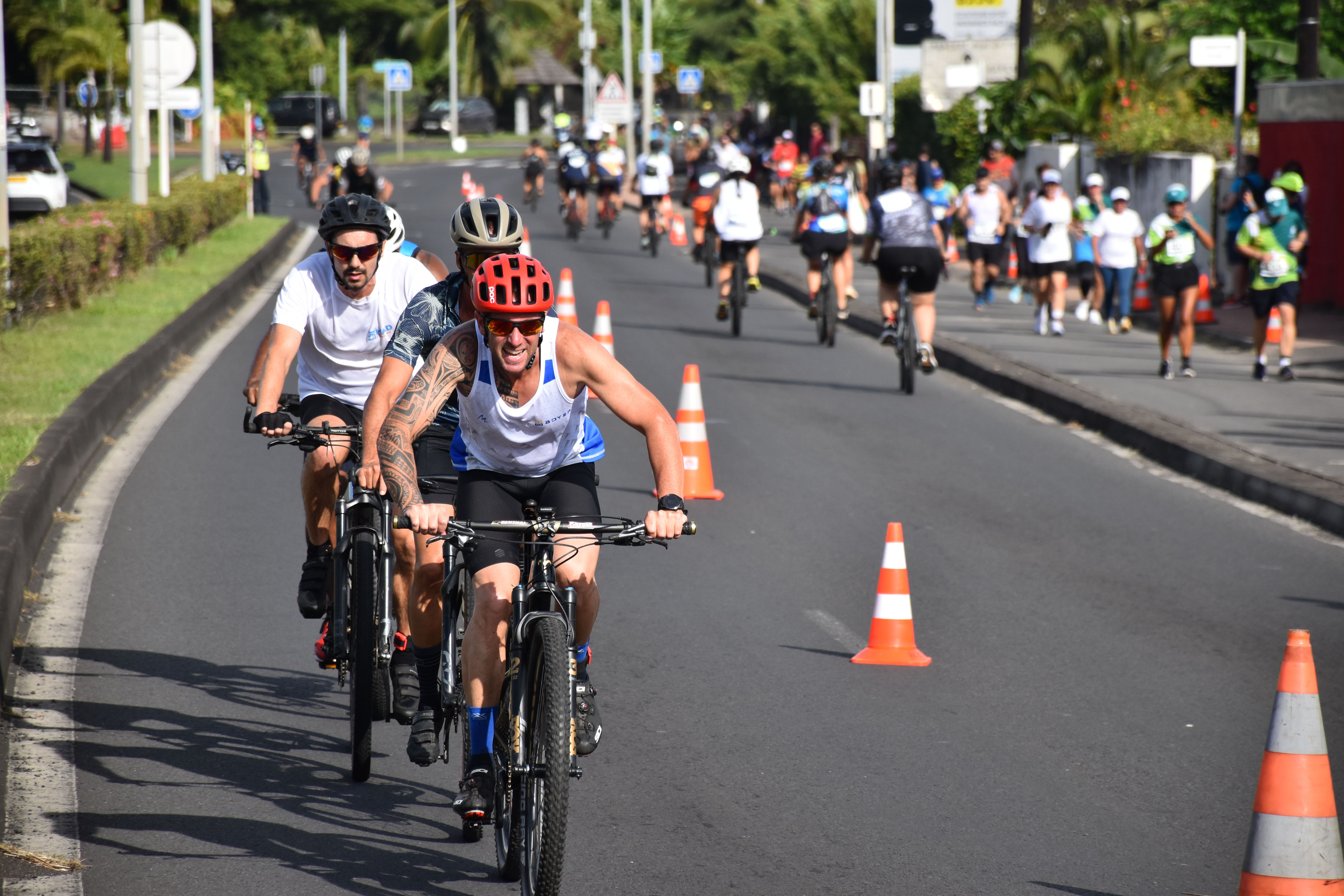 Sous la chaleur, l’épreuve de vélo a été un moment crucial de cette course.