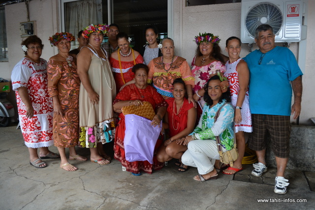 La délégation a été reçue chez mamie Tisiola Teihotata, âgée de 72 ans. Tisiola a quatre  enfants et sept petits-enfants.