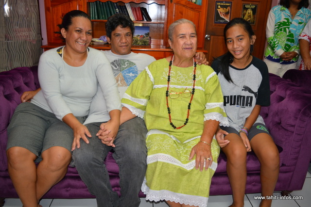 May Tahiata est âgée de 71 ans, elle a quatre enfants et 12 petits-enfants. Depuis la perte de son mari en 2014, May continue d'avancer dans la vie. Elle prend soin d'elle et fait de temps en temps de la marche pour rester en forme.