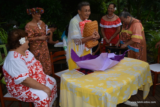 Un cadeau a été offert à chaque mama. Sur cette photo, Mélia Taero très émue après l'ouverture du paquet.