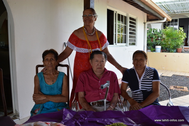 Lyda et son mari ont trois enfants. Ils posent avec Yvette Litchle, 1ère adjointe au maire de Pirae.