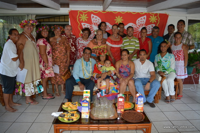 Malgré un emploi du temps chargé, le maire de la commune et président du Pays, Édouard Fritch, s'est déplacé pour venir à la rencontre des mama. Sur cette photo, on retrouve la délégation qui entoure Léa Tatarata et sa famille